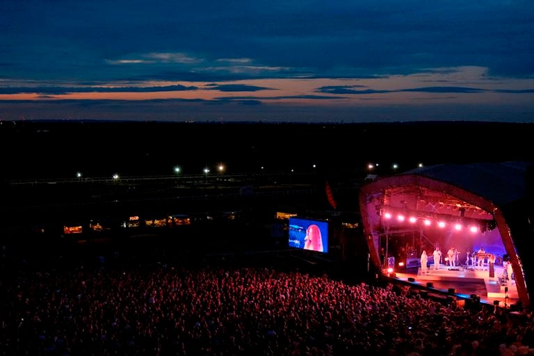 Jess Glynne Sandown Park 2.jpg