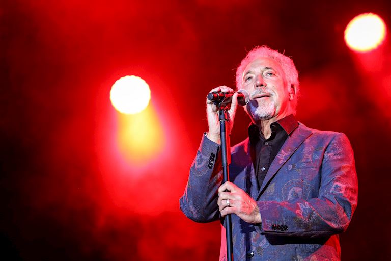 Tom Jones at Aintree 2016 (e).jpg