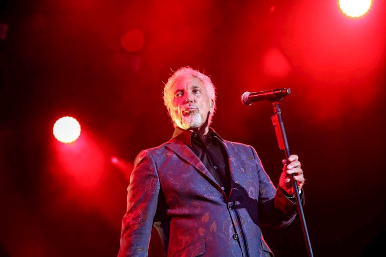 Tom Jones at Aintree 2016 (g).jpg