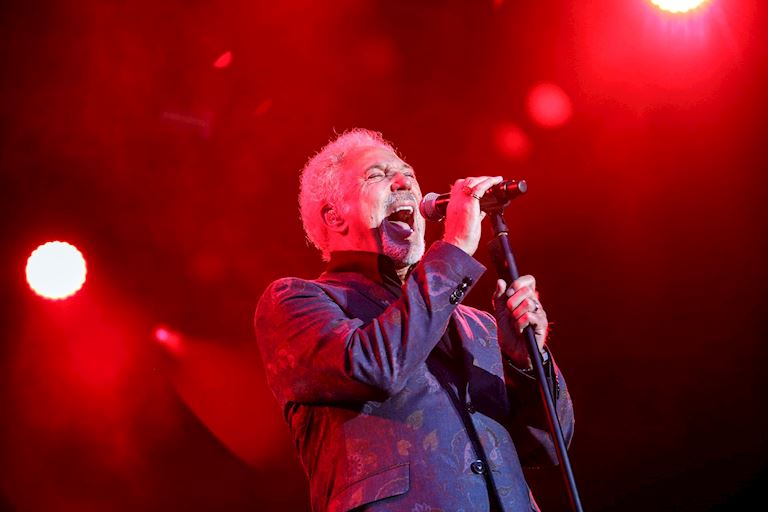 Tom Jones at Aintree 2016 (h).jpg