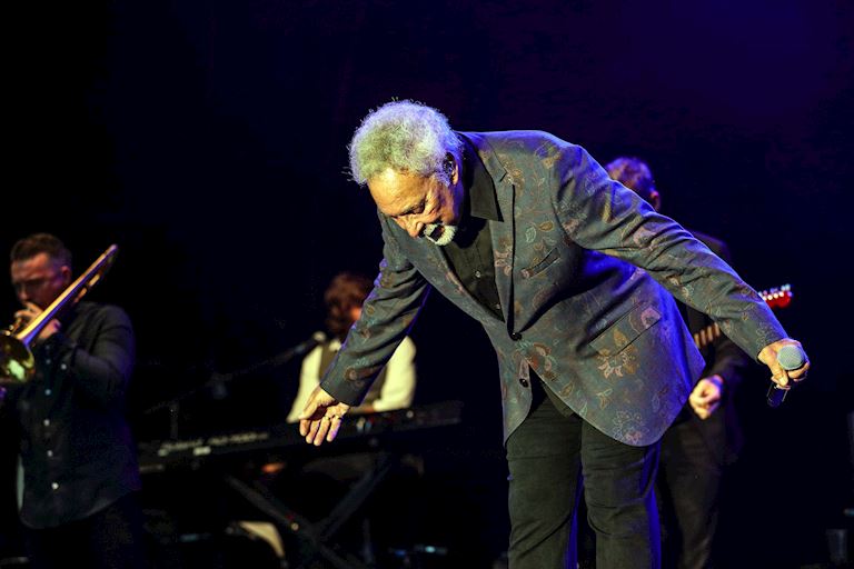 Tom Jones at Aintree 2016 (i).jpg