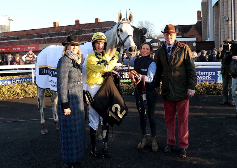 WIGLEY GROUP CLASSIC HANDICAP CHASE IS A FAMILY AFFAIR AS MY SILVER LINING PREVAILS UNDER JAMES BEST