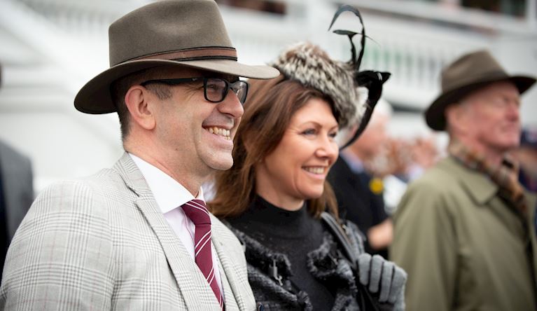 Aintree_Racecourse_Grand_National_male_female_crowd